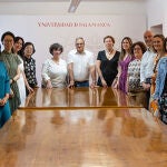Raúl Sánchez Prieto, vicerrector de Relaciones Internacionales, con los miembros del proyecto 'FAITH' en el Rectorado de la Universidad de Salamanca