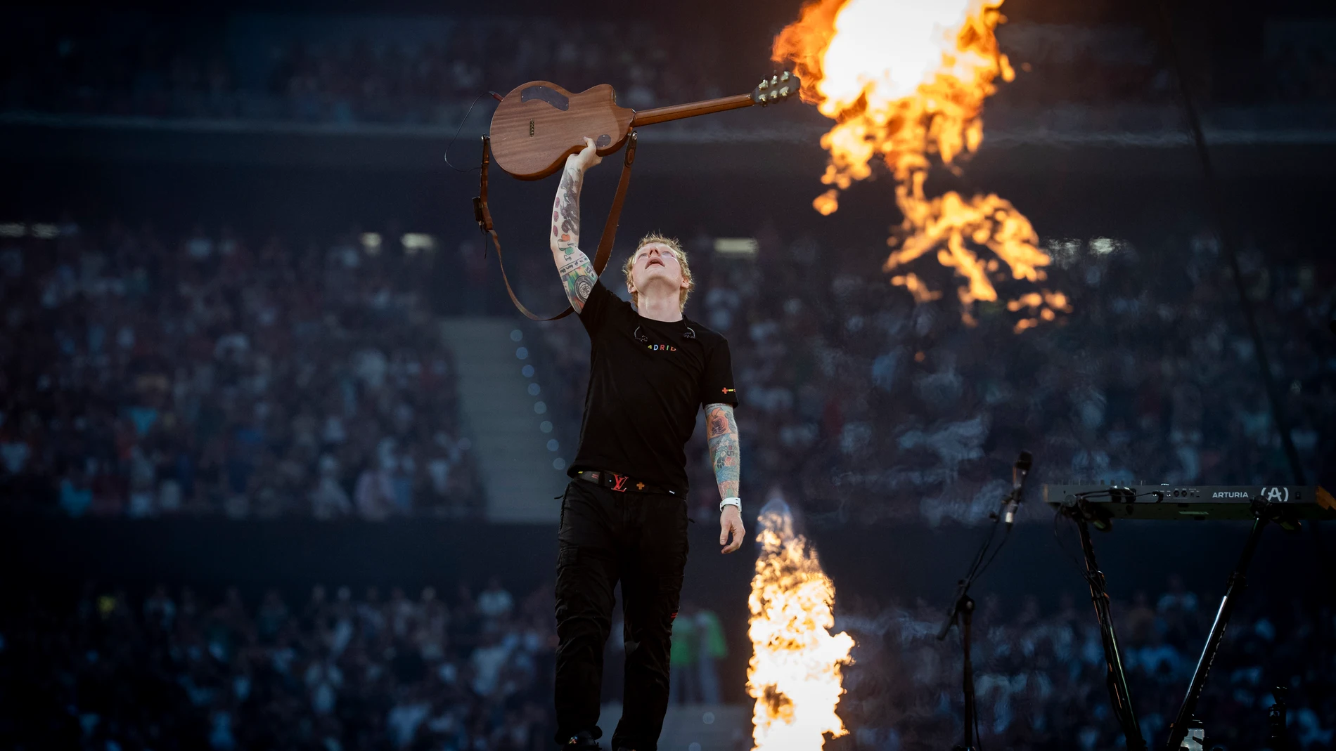 El cantante Ed Sheeran durante su concierto en el Riyadh Air Metropolitano, el 30 de mayo de 2025, en Madrid (España). Ed Sheeran ha agotado las entradas para sus dos conciertos en Madrid, hoy día 30, y mañana 31 de mayo, reuniendo a 140.000 personas y batiendo récord en el Estadio Metropolitano. Estos shows inauguran su Mathematics Tour 2025, que recorrerá 13 países europeos este verano. En Madrid, repasa sus grandes éxitos y ha presentado en vivo temas de su próximo álbum ‘Play’, que se lan...
