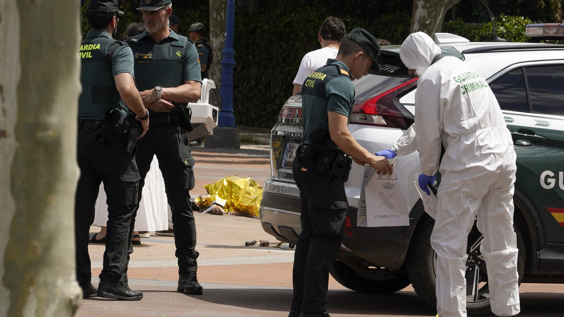 BEMBIBRE (LEÓN), 30/05/2025.- Un hombre ha muerto y al menos otro ha sufrido heridas, en ambos casos por arma de fuego, tras una pelea registrada este viernes por la mañana en la plaza de Santa Bárbara de Bembibre (León), han confirmado fuentes de la Subdelegación del Gobierno. Varias personas, con numerosas llamadas al 112 efectuadas sobre las 11.50 horas, solicitaron asistencia para dos personas que habían resultado heridas en una pelea y explicaron que una de ellas, un hombre, se hallaba i...