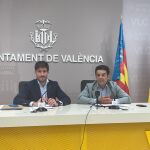 El portavoz del Gobierno, Juan Carlos Caballero (i) y el edil Mundina