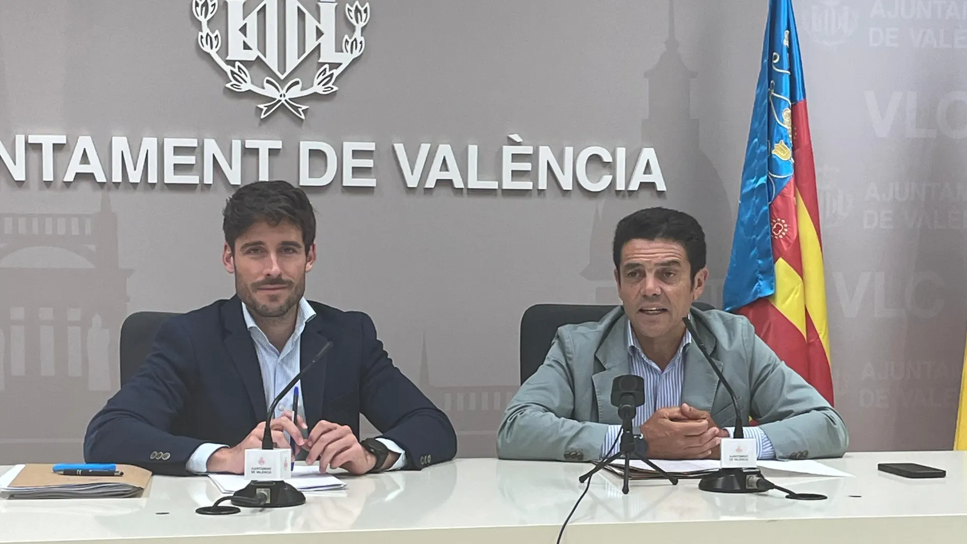 El portavoz del Gobierno, Juan Carlos Caballero (i) y el edil Mundina