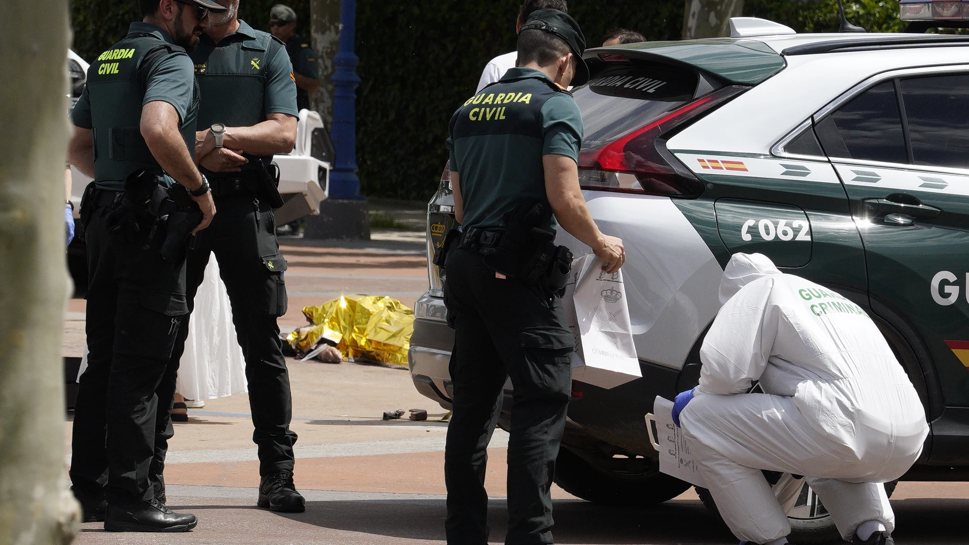Efectivos de la Guardia Civil recogen pruebas