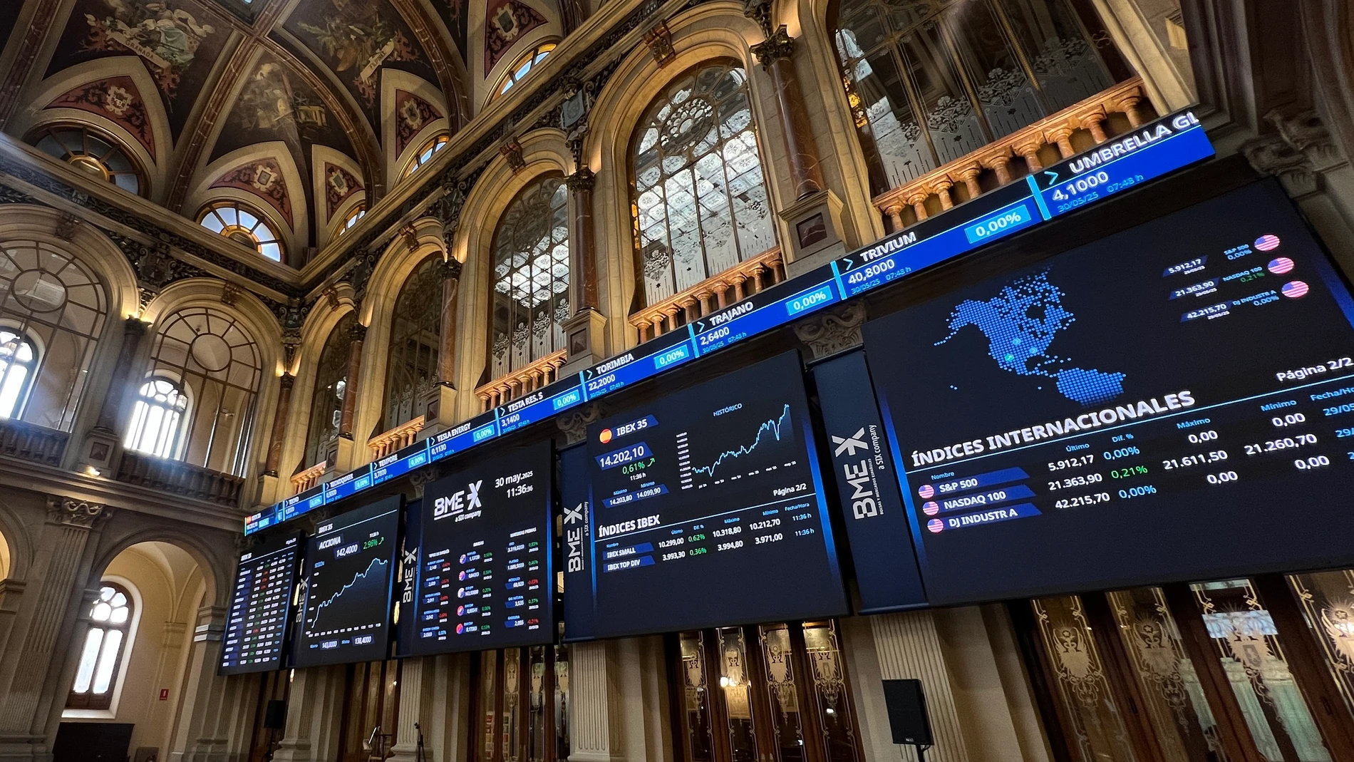 MADRID (ESPAÑA), 30/05/2025.- Vista del parqué madrileño de la Bolsa este viernes que ha abiertocon una subida del 0,14 %, en una jornada en la que el mercado estará pendiente de la política arancelaria de Estados Unidos, mientras se conocen diferentes datos de inflación. EFE/ Altea Tejido