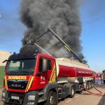 Desalojan un polígono por un incendio en una nave industrial en Almassora (Castellón)
