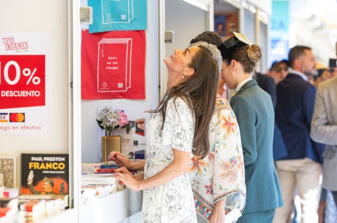 La Reina Letizia visita la Feria del Libro de Madrid.