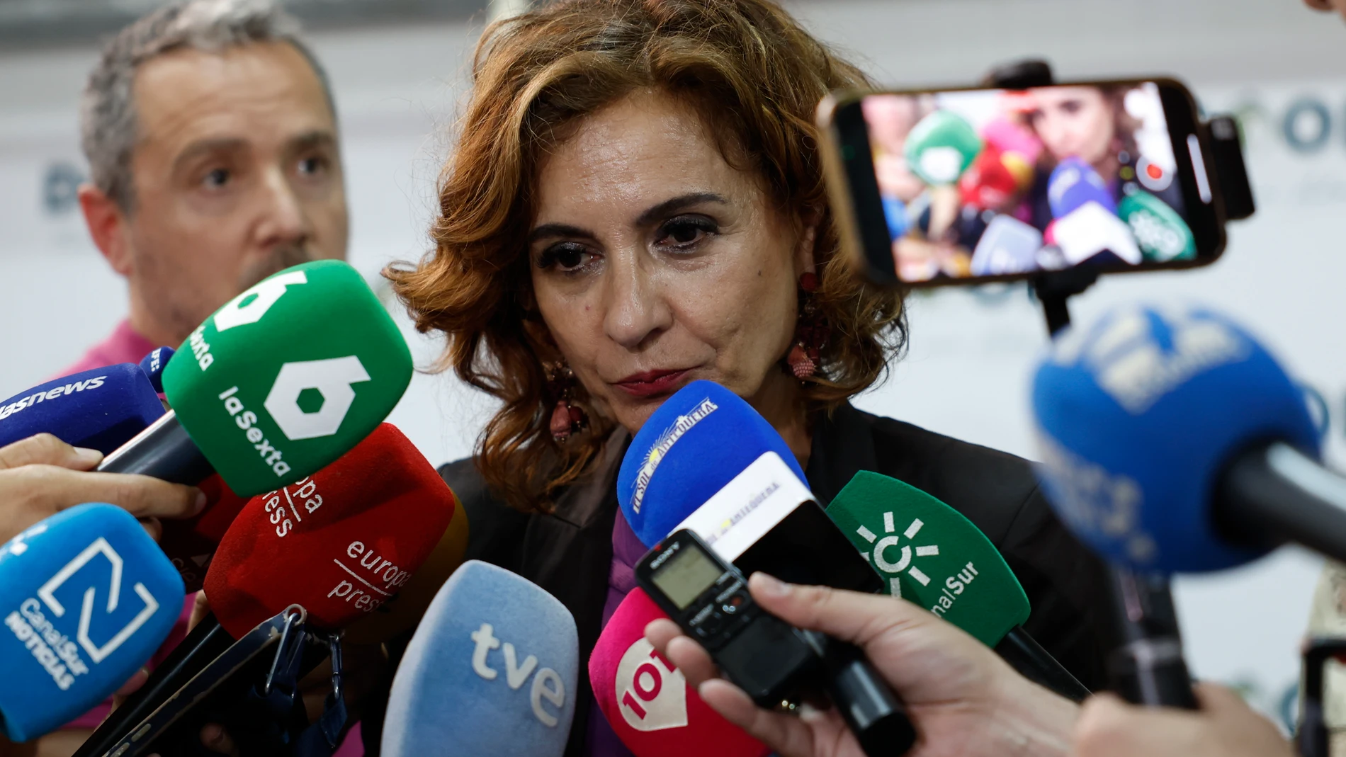 GRAFAND8906. ANTEQUERA (MÁLAGA), 30/05/2025.- La vicepresidenta del Gobierno y ministra de Hacienda, María Jesús Montero, ha defendido la "contundencia y transparencia" ante las informaciones sobre la militante socialista Leire Díez y ha garantizado que si del expediente abierto se desprende "alguna conducta reprochable e irregular", se llevará "hasta sus últimos términos", este viernes durante la visita realizada a las instalaciones de la cooperativa Dcoop en Antequera (Málaga). EFE/Jorge Za...