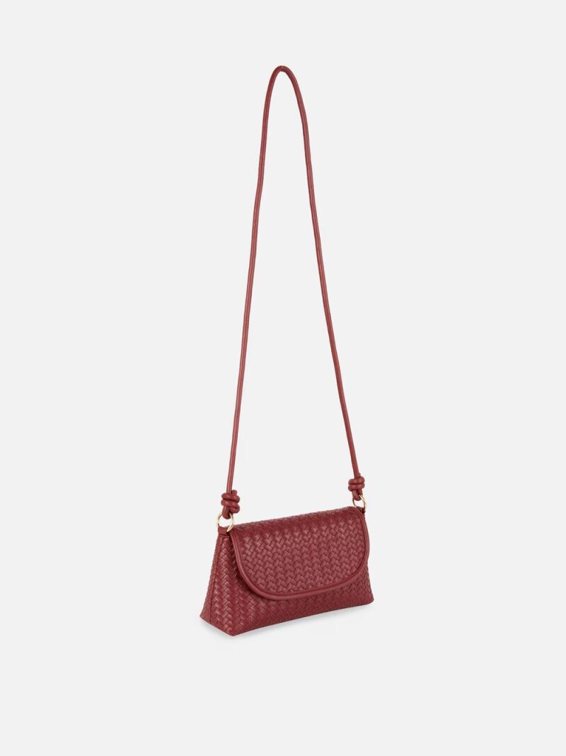 Bolso cruzado tejido.