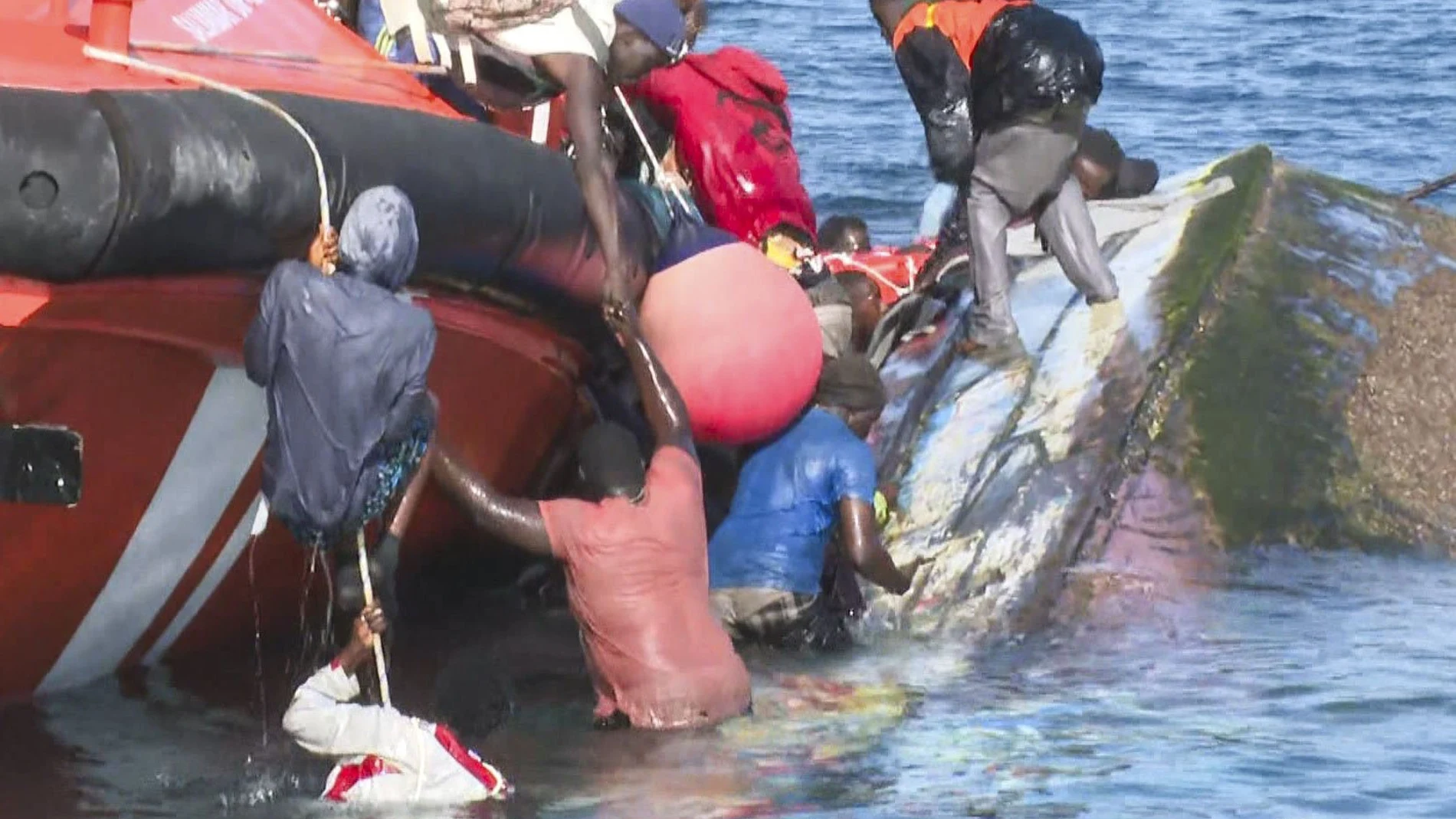 Al menos siete personas murieron al volcar su cayuco cuando estaban siendo rescatados cerca de El Hierro