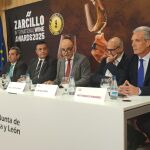 El viceconsejero de Política Agraria Comunitaria y Desarrollo Rural, Jorge Llorente, junto al director general del Instituto Tecnológico Agrario de Castilla y León (ITACyL), Rafael Sáez, el presidente de la Diputación Provincial de Ávila, Carlos García, el delegado territorial de la Junta en Ávila, José Francisco Hernández, y el presidente ejecutivo del certamen, Pedro Ballesteros, comunican el fallo del jurado