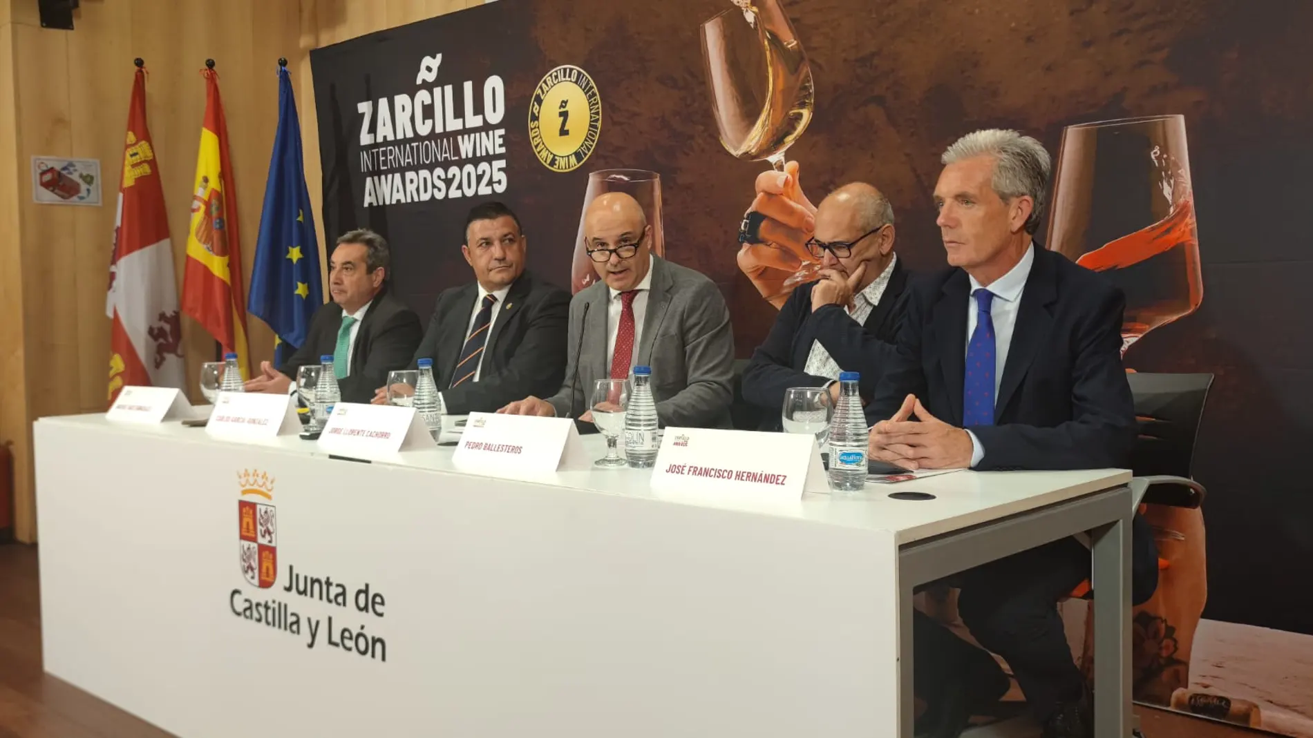 El viceconsejero de Política Agraria Comunitaria y Desarrollo Rural, Jorge Llorente, junto al director general del Instituto Tecnológico Agrario de Castilla y León (ITACyL), Rafael Sáez, el presidente de la Diputación Provincial de Ávila, Carlos García, el delegado territorial de la Junta en Ávila, José Francisco Hernández, y el presidente ejecutivo del certamen, Pedro Ballesteros, comunican el fallo del jurado