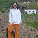 Sara Palma, agricultora que cultiva 'el caviar de la Axarquía en las escarpadas tierras de su viña de Almáchar (Málaga) 