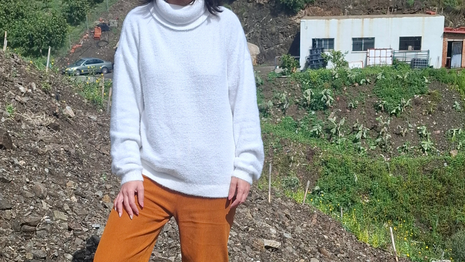 Sara Palma, agricultora que cultiva 'el caviar de la Axarquía en las escarpadas tierras de su viña de Almáchar (Málaga)