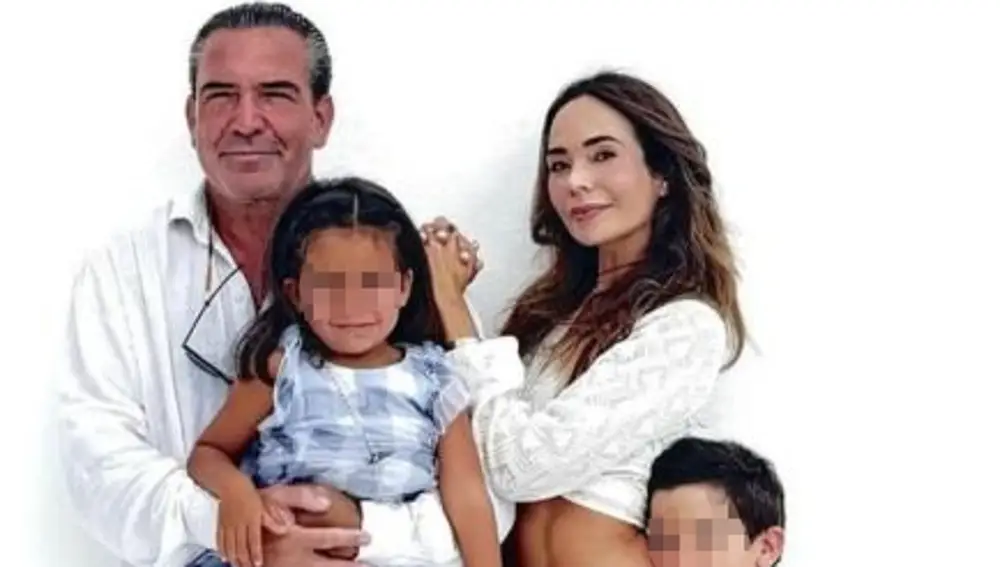 Fernando Sarasola con su mujer y sus hijos
