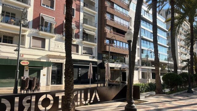 La Explanada de Alicante y, en segundo término, el espacio que antaño ocupaba el restaurante El Delfín