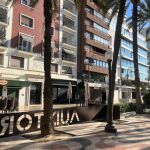 La Explanada de Alicante y, en segundo término, el espacio que antaño ocupaba el restaurante El Delfín