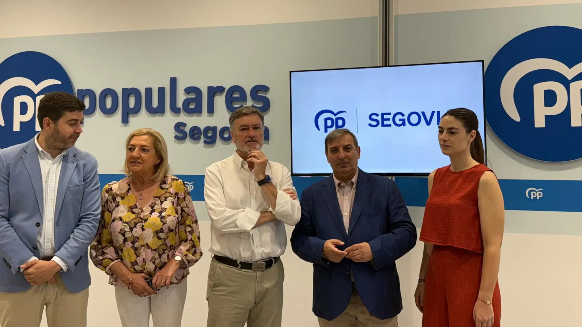 El vicepresidente primero de las Cortes de Castilla y León y secretario general del PPCyL, Francisco Vázquez, el presidente del Comité Electoral y consejero de Movilidad de la Junta, José Luis Sanz Merino, la presidenta Paloma Sanz, y los procuradores, Elena Rincón y Javier Carpio