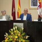 Miguel Ángel de Vicente, flanqueado por Juan Manuel de Prada y Luis María Ansón