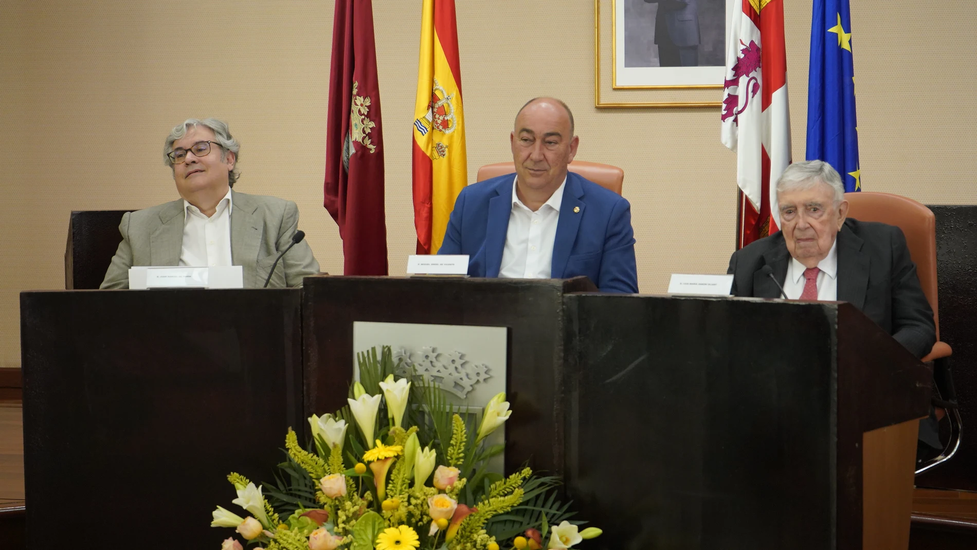 Miguel Ángel de Vicente, flanqueado por Juan Manuel de Prada y Luis María Ansón