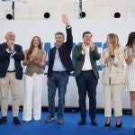 El presidente Alberto Núñez Feijoó en el acto de Valladolid junto a Fernández Mañueco, Ester Muñoz, Alicia García, Isabel Blanco, Conrado Íscar, Jesús Julio Carnero, y Andrea Ballesteros