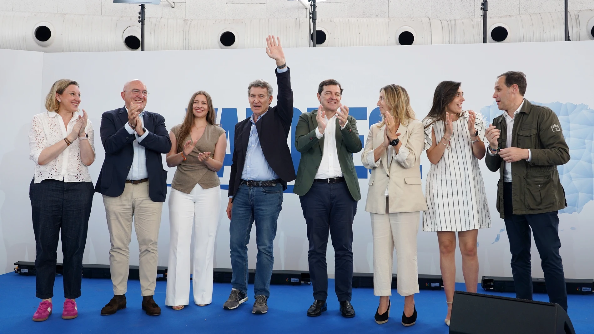 El presidente Alberto Núñez Feijoó en el acto de Valladolid junto a Fernández Mañueco, Ester Muñoz, Alicia García, Isabel Blanco, Conrado Íscar, Jesús Julio Carnero, y Andrea Ballesteros