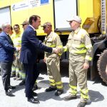 Los consejeros de Castilla y León y Extremadura saludan a una de las cuadrillas contra incendios