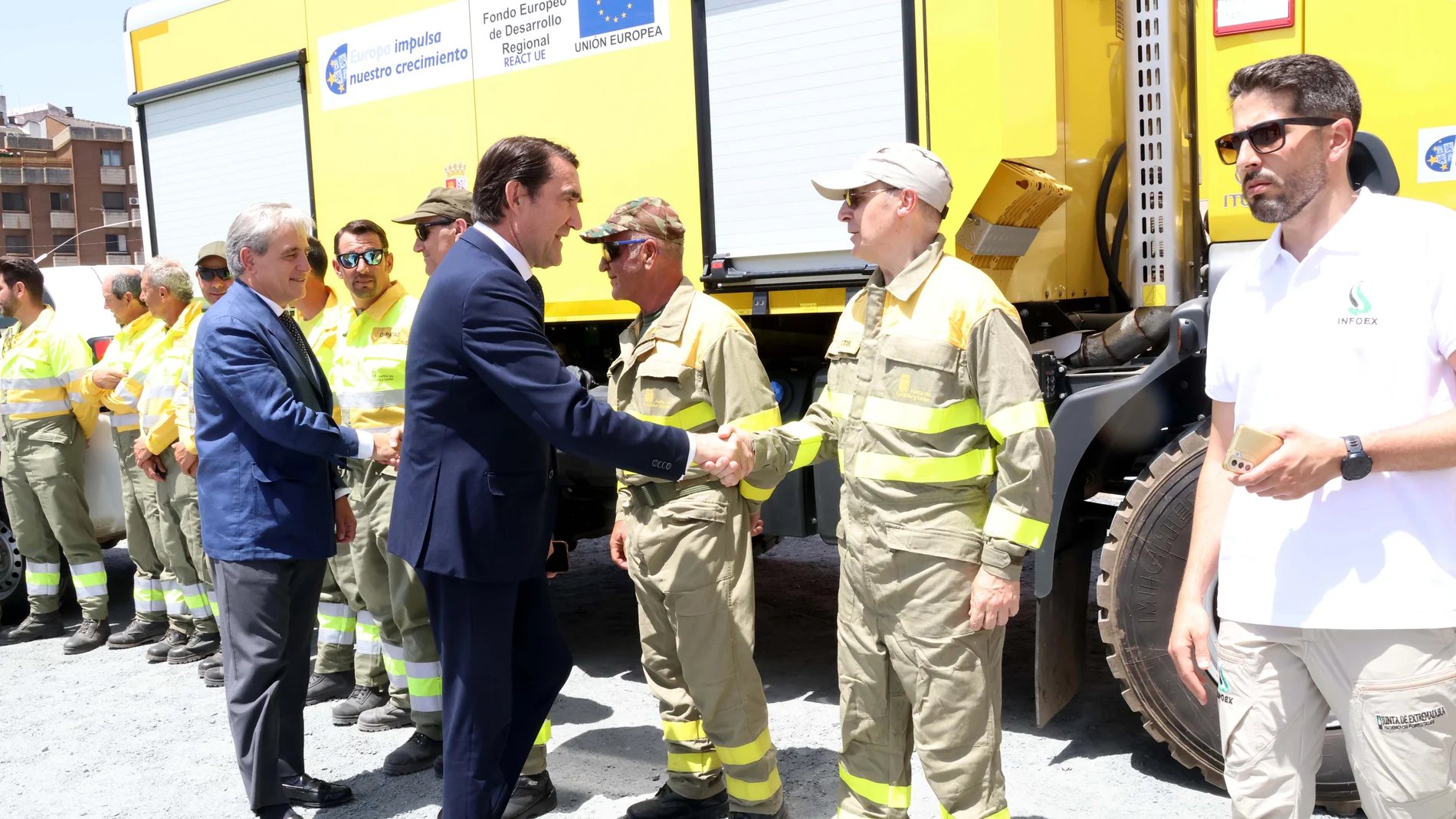 Los consejeros de Castilla y León y Extremadura saludan a una de las cuadrillas contra incendios