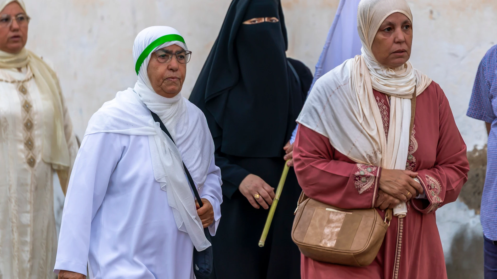 MELILLA, 30/05/2025.- Cientos de melillenses musulmanes han partido este viernes por la mañana de la ciudad autónoma para realizar el Hajj, la tradicional peregrinación hacia La Meca, uno de los cinco pilares sagrados del islam. EFE/ Jose Manuel Giner Gutiérrez