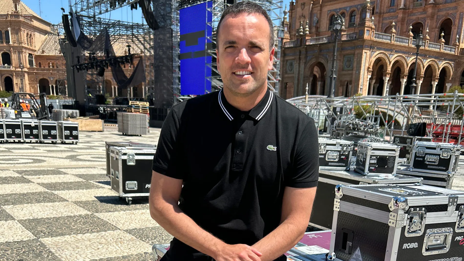 El director de Icónica, Javier Esteban, durante los trabajos de montaje del escenario y el entorno del festival