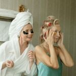 Mujeres con parches de ojos en la rutina facial.