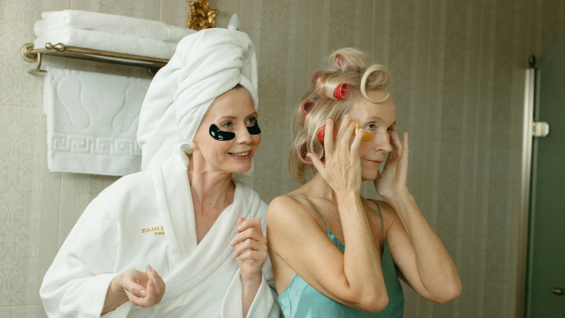 Mujeres con parches de ojos en la rutina facial.