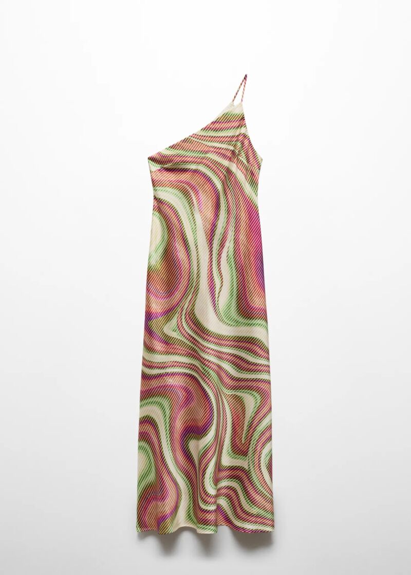 Vestido de escote asimétrico.