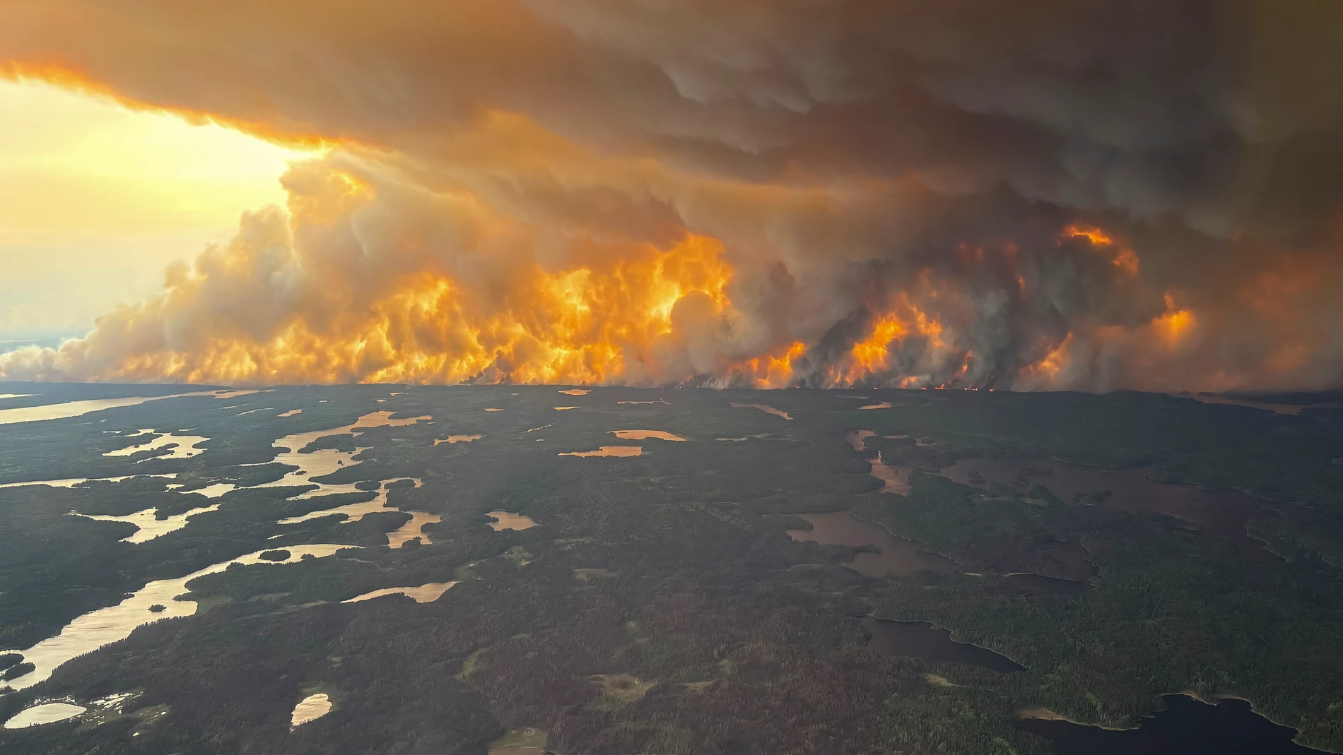 FOTODELDIA FLIN FLON (Canadá), 30/05/2025.- Vista del incendio en Flin Flon, Manitoba, Canadá que ha obligado a evacuar a miles de personas que viven en esta región y donde se ha declarado el estado de alerta. EFE/Gobierno regional de Manitoba / SOLO USO EDITORIAL/SOLO DISPONIBLE PARA ILUSTRAR LA NOTICIA QUE ACOMPAÑA (CRÉDITO OBLIGATORIO)