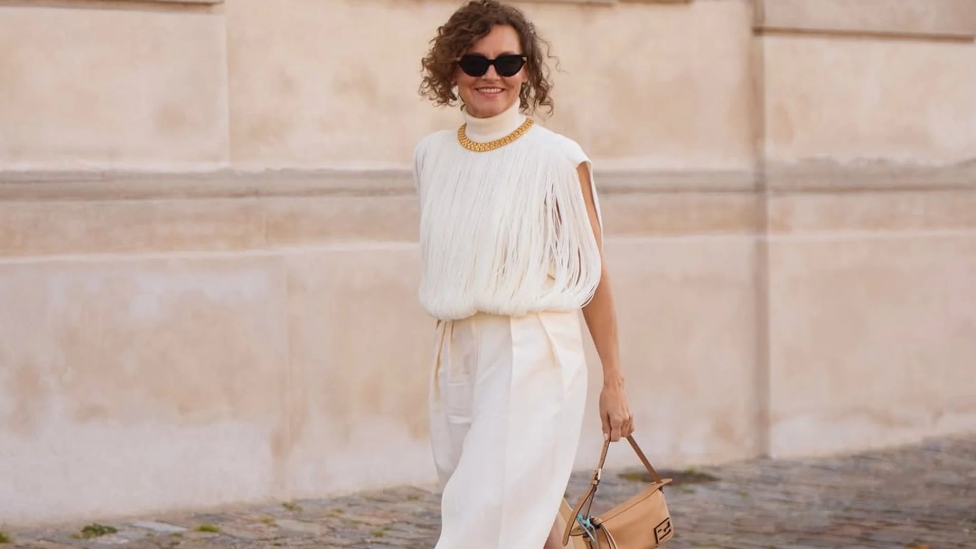 Influencer con el conjunto perfecto para madres de comunión en junio 2025.