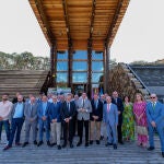 El consejero de Medio Ambiente, Vivienda y Ordenación del Territorio, Juan Carlos Suárez-Quiñones, y el presidente de la Diputación de Burgos, Borja Suárez Pedrosa, han firmado, en el emblemático edificio de la Casa de la Madera, el convenio de colaboración