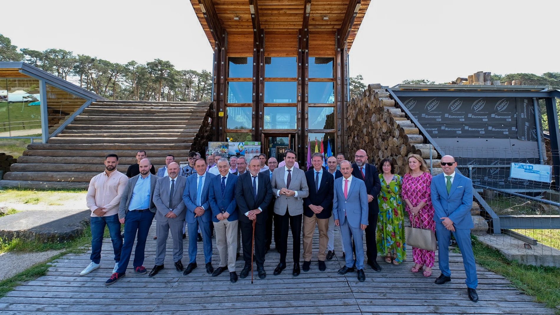 El consejero de Medio Ambiente, Vivienda y Ordenación del Territorio, Juan Carlos Suárez-Quiñones, y el presidente de la Diputación de Burgos, Borja Suárez Pedrosa, han firmado, en el emblemático edificio de la Casa de la Madera, el convenio de colaboración
