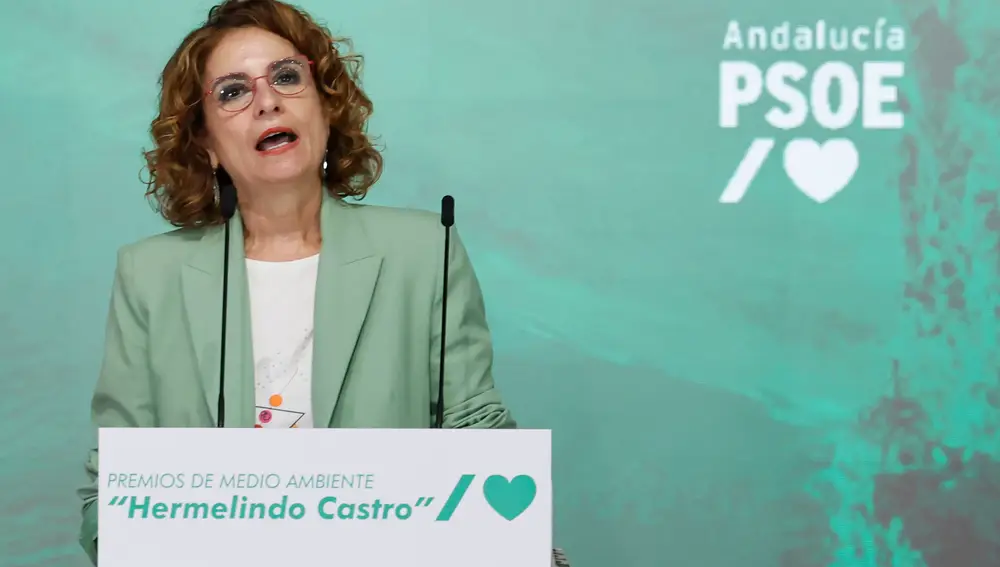 La vicepresidenta primera del Gobierno y secretaria general del PSOE andaluz, María Jesús Montero, asiste a la entrega de los Premios de Medio Ambiente Hermenelindo Castro