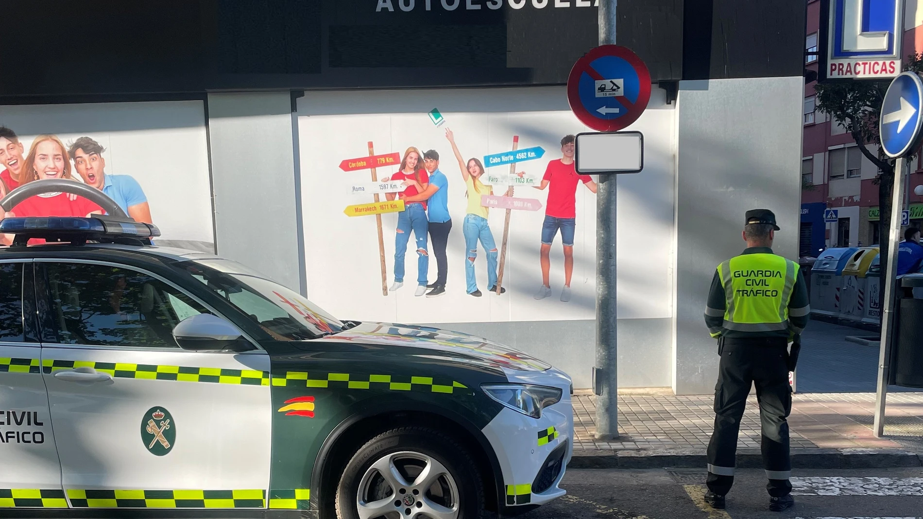 La Guardia Civil frente a la autoescuela donde fueron detectados al volante dos conductores con el permiso retirado. REMITIDA / HANDOUT por Guardia Civil Fotografía remitida a medios de comunicación exclusivamente para ilustrar la noticia a la que hace referencia la imagen, y citando la procedencia de la imagen en la firma 31/05/2025