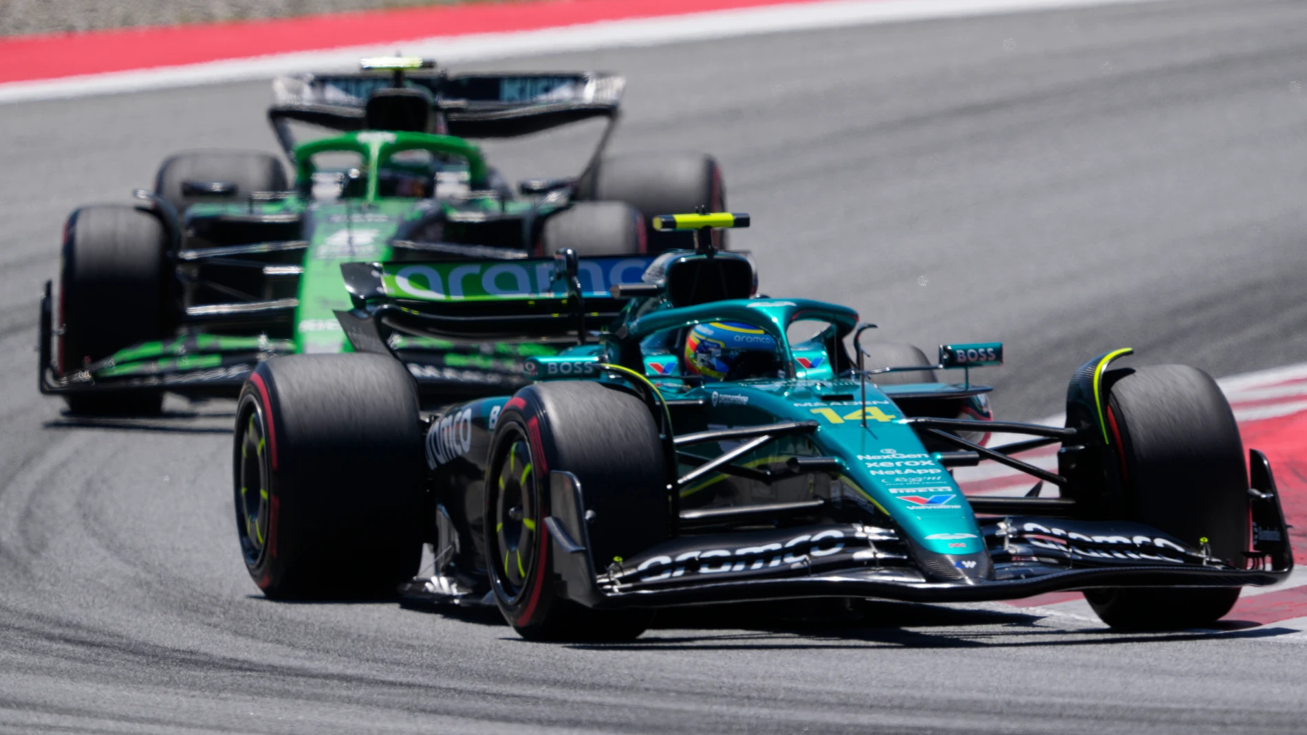 MONTMELÓ (BARCELONA), 31/05/2025.- El piloto español del equipo Aston Martin ,Fernando Alonso, seguido de el piloto brasileño de Nick Sauber Gabriel Bortoleto, durante los terceros entrenamientos libres de el Gran Premio de España de Fórmula 1 con las dos primeras sesiones de entrenamientos libres. EFE/Alejandro García