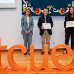 La consejera Rocío Lucas con galardonados de la pasada edición de los premios