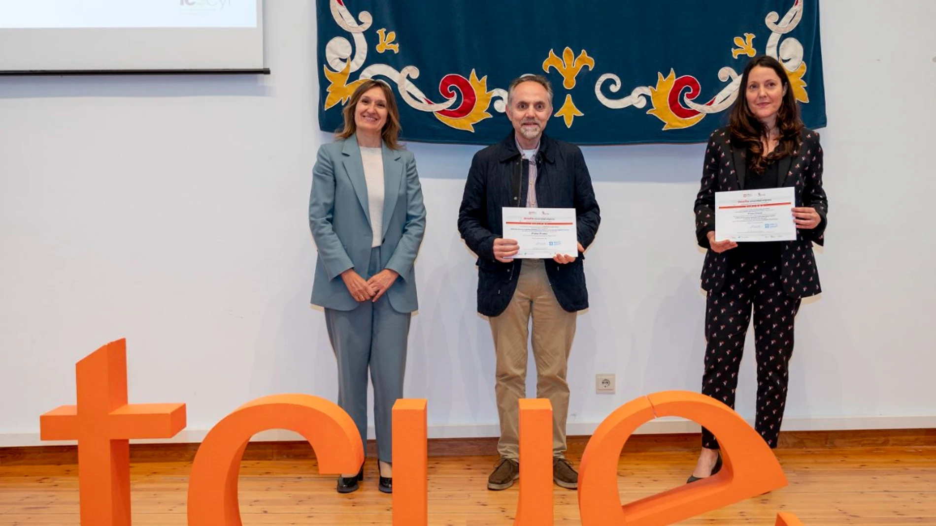 La consejera Rocío Lucas con galardonados de la pasada edición de los premios