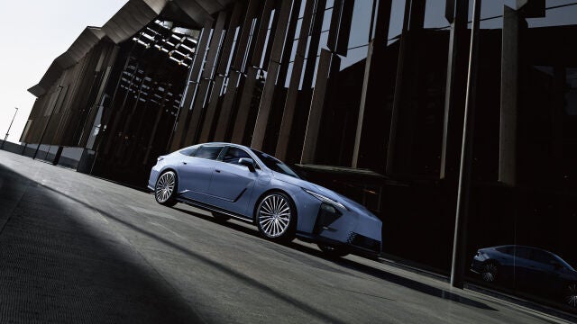 Lexus eleva el concepto de estilo, lujo y refinamiento de las berlinas con el nuevo ES
