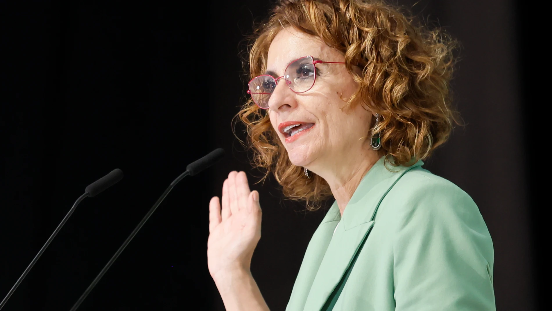 SALTERAS (SEVILLA), 31/05/2025.- La vicepresidenta primera del Gobierno y secretaria general del PSOE andaluz, María Jesús Montero, da un discurso durante la entrega de los Premios de Medio Ambiente Hermenelindo Castro, este sábado en la localidad sevillana de Salteras. EFE/ José Manuel Vidal