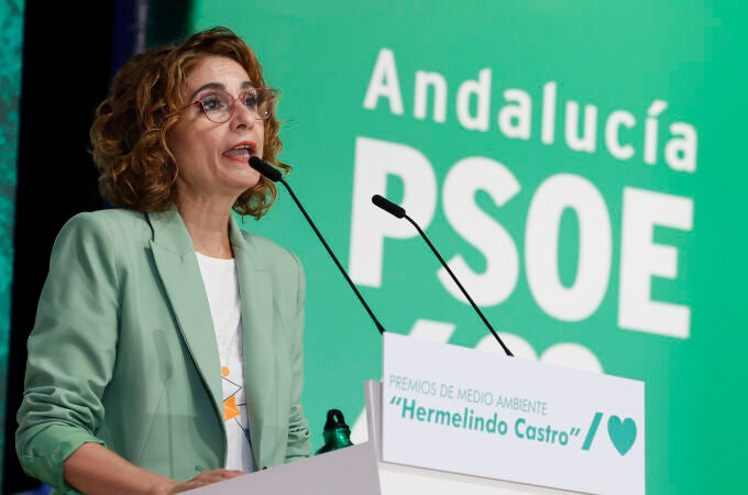 La vicepresidenta primera del Gobierno y secretaria general del PSOE andaluz, María Jesús Montero, asiste a la entrega de los Premios de Medio Ambiente Hermenelindo Castro
