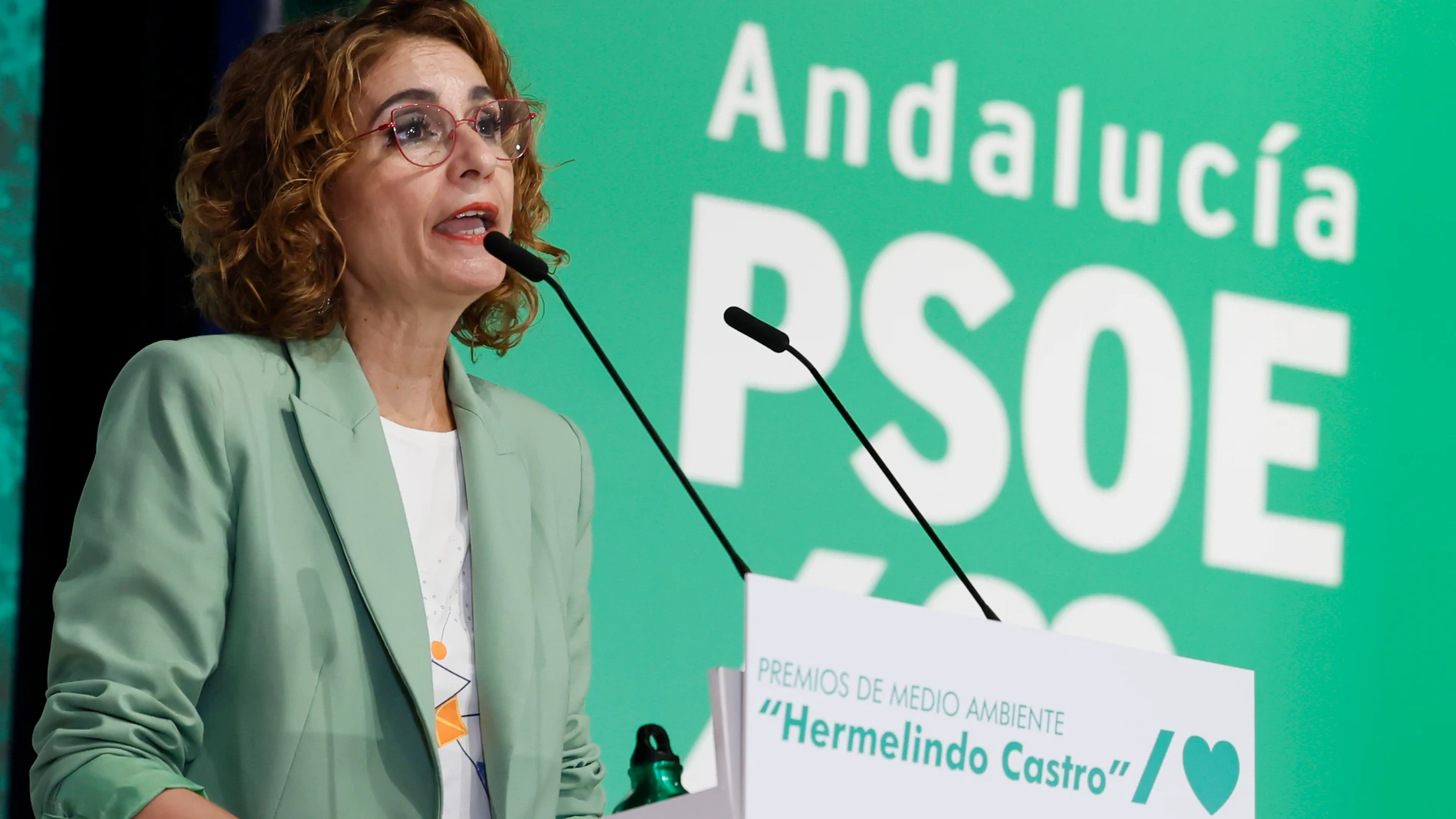 SALTERAS (SEVILLA), 31/05/2025.- La vicepresidenta primera del Gobierno y secretaria general del PSOE andaluz, María Jesús Montero, da un discurso durante la entrega de los Premios de Medio Ambiente Hermenelindo Castro, este sábado en la localidad sevillana de Salteras. EFE/ José Manuel Vidal