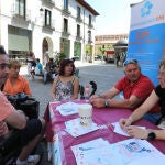 La Asociación de Esclerosis Múltiple de Palencia, liderada por Laura Lobejón(D), su secretaria, se ha convertido en un faro de esperanza para sus 90 socios, de los cuales 58 son personas afectadas y 32 son colaboradores y familiares, en la imagen mesa instalada, por motivo del Día Mundial de la Esclerosis Múltiple, en la calle Mayor
