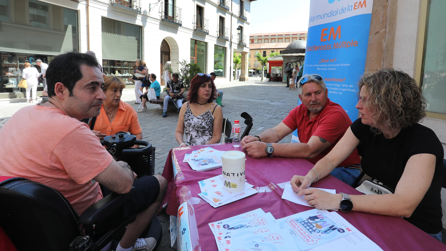 La Asociación de Esclerosis Múltiple de Palencia, liderada por Laura Lobejón(D), su secretaria, se ha convertido en un faro de esperanza para sus 90 socios, de los cuales 58 son personas afectadas y 32 son colaboradores y familiares, en la imagen mesa instalada, por motivo del Día Mundial de la Esclerosis Múltiple, en la calle Mayor
