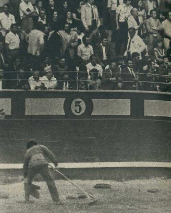 Almohadillas arrojadas tras la actuación de Curro Romero en el San Isidro de 1975