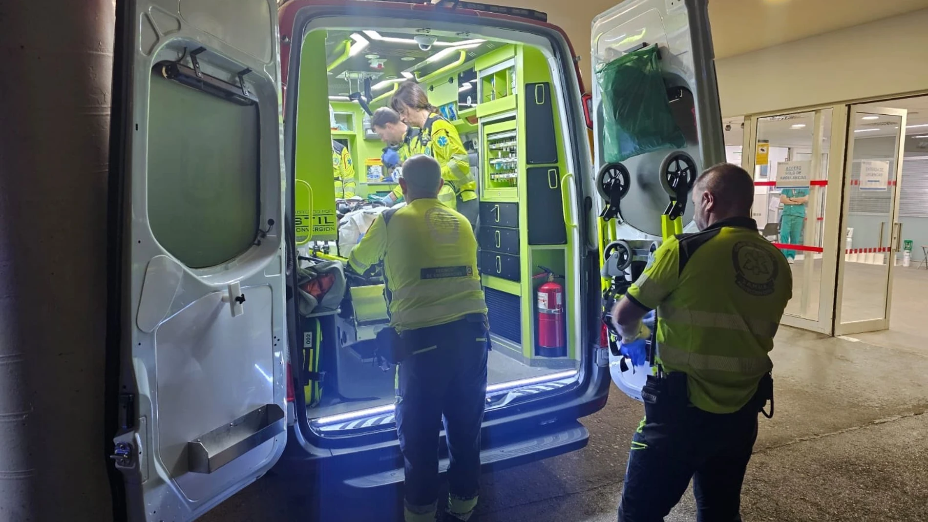 Equipo del Samur atiende a un motorista REMITIDA / HANDOUT por EMERGENCIAS MADRID Fotografía remitida a medios de comunicación exclusivamente para ilustrar la noticia a la que hace referencia la imagen, y citando la procedencia de la imagen en la firma 01/06/2025