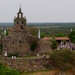 Celebración de la Procesión de Los Viriatos y la Virgen del Castillo en Fariza, característica por la salida de pendones de la comarca