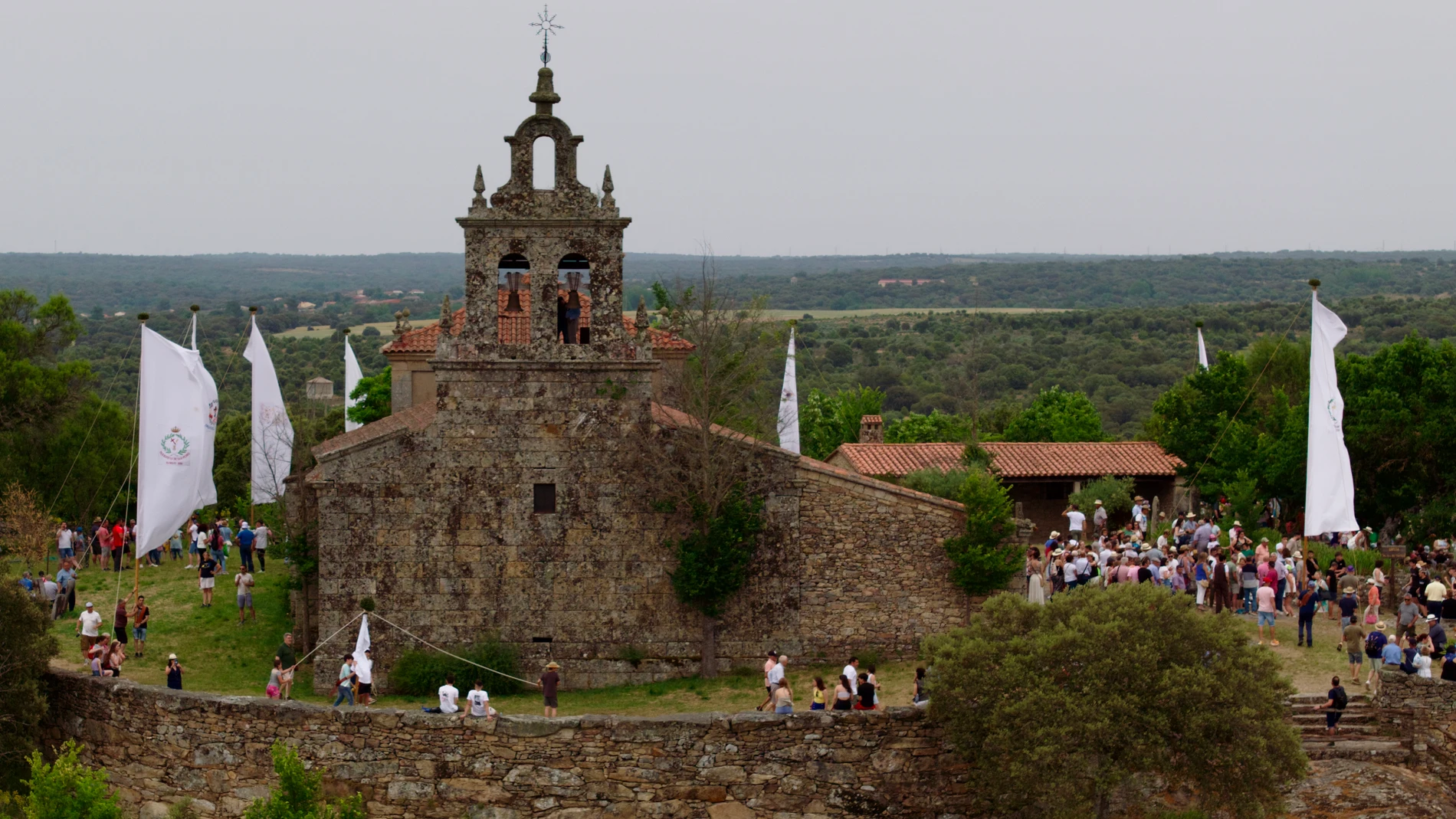 Celebración de la Procesión de Los Viriatos y la Virgen del Castillo en Fariza, característica por la salida de pendones de la comarca